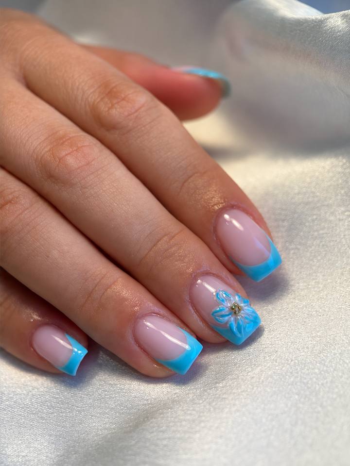 Ongles naturels avant la pose, puis french bleu ciel et fleur en relief