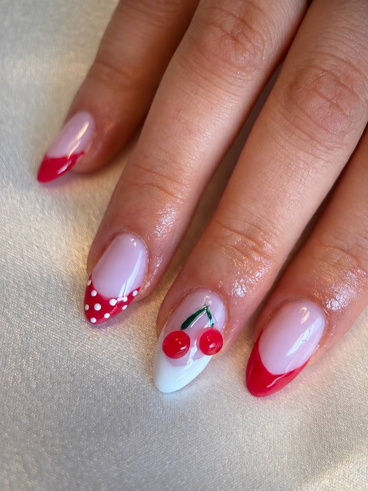 Ongles naturels avant la pose, puis french rouge, pois blancs et cerises en relief