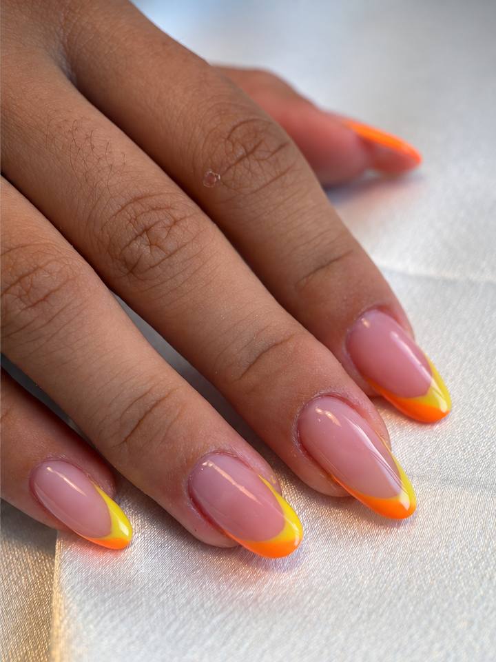 Ongles naturels avant la pose, puis french dégradée du jaune à l’orange