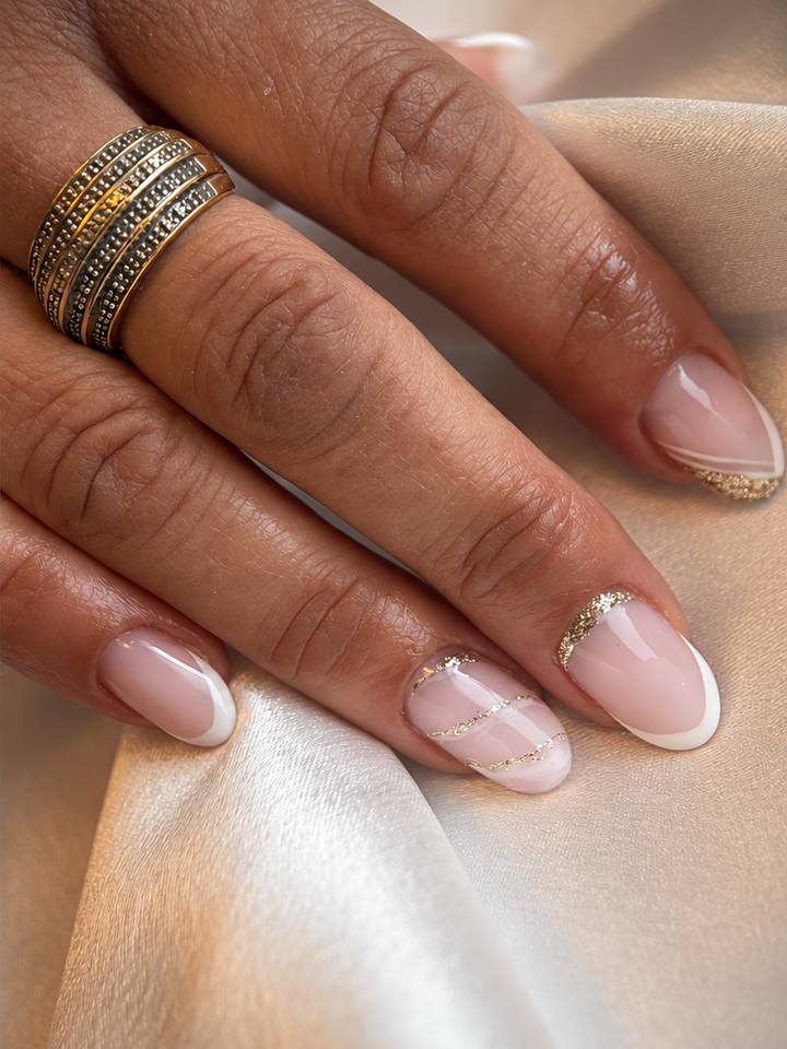 Ongles naturels avant la pose, puis french blanche rehaussée d’un fil doré