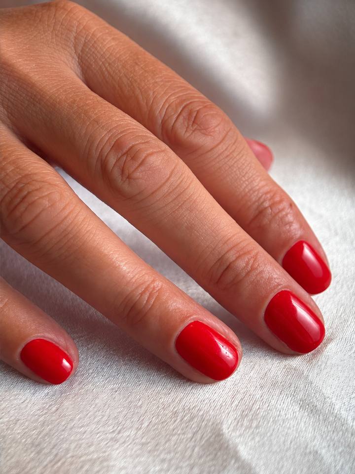 Ongles naturels courts avant la pose, puis rouge laqué brillant